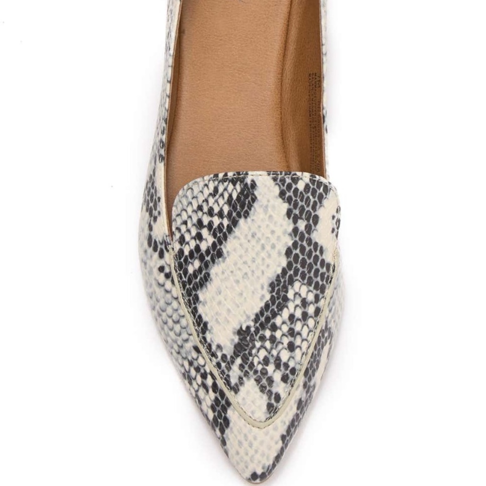 Abound Pointed flat